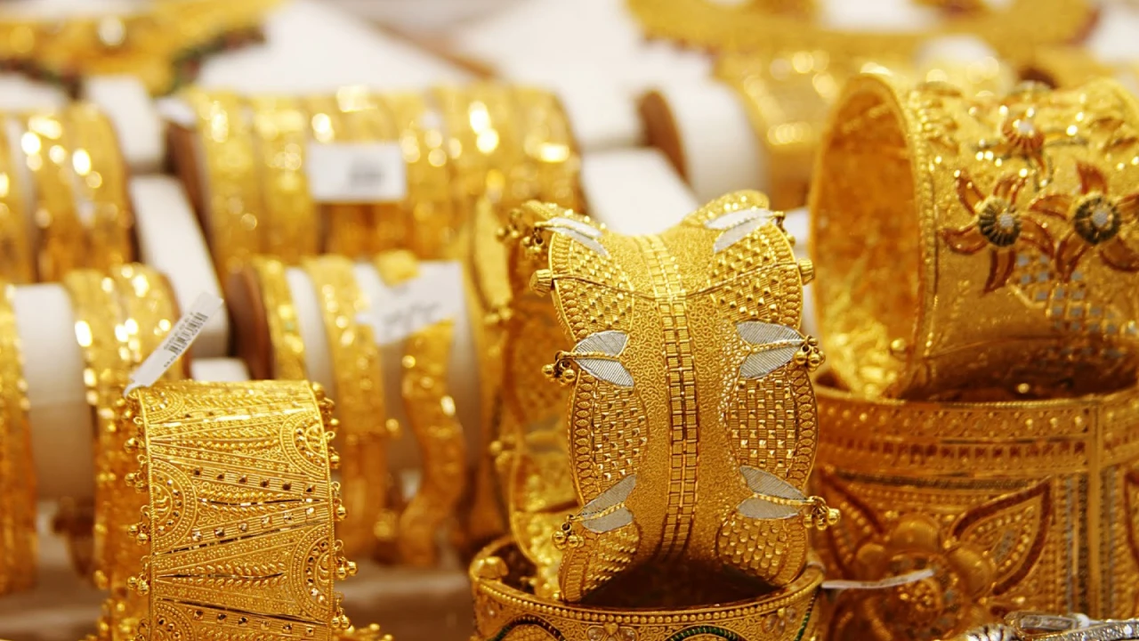 Gold price declines by Rs9,000 per tola