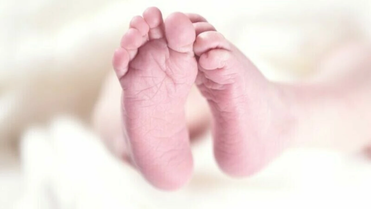 Doctors save infant mid-flight