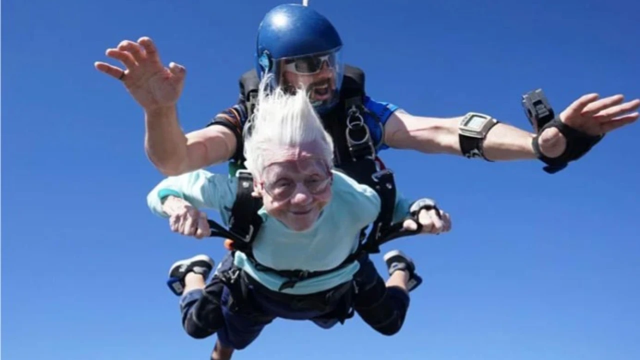 104-year-old woman sets world record for Skydiving