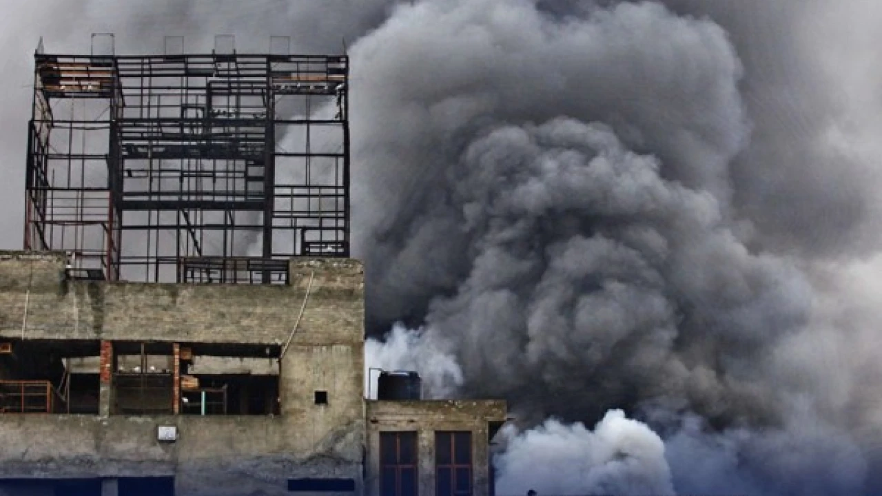 Fire breaks out in Shah Alam market Lahore