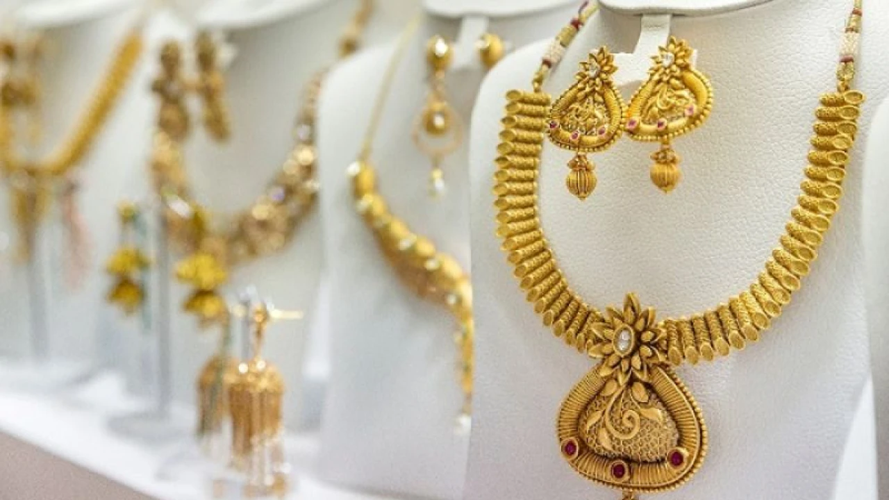 Gold price reduces by thousands of rupees