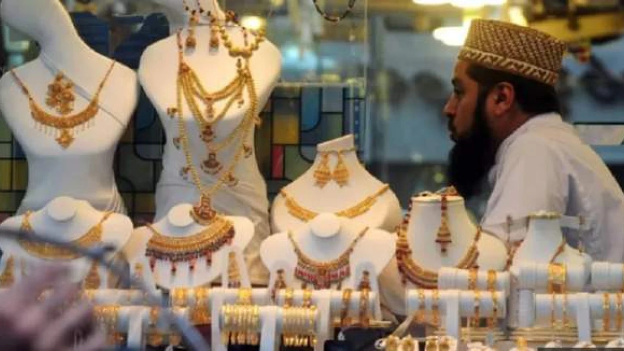 Gold price reduces by Rs7800 per tola in Pakistan