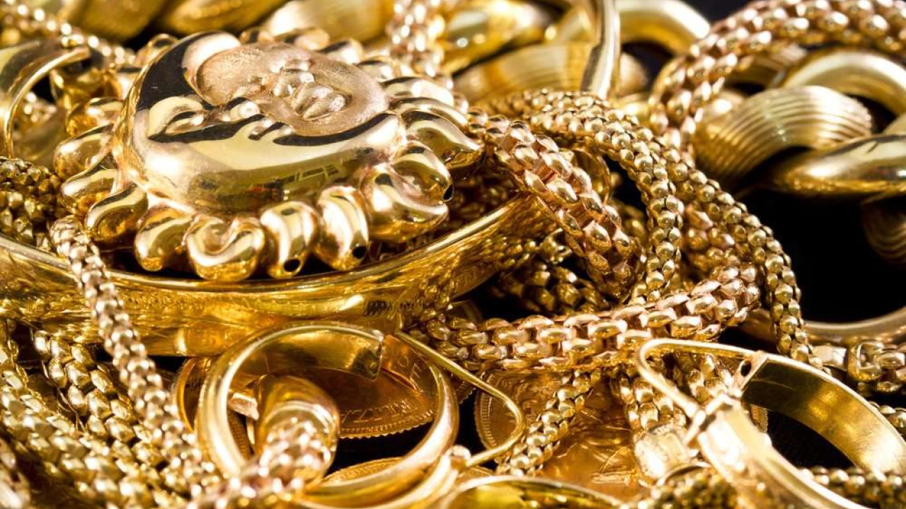 Gold prices surge Rs 4,900 in Pakistan 