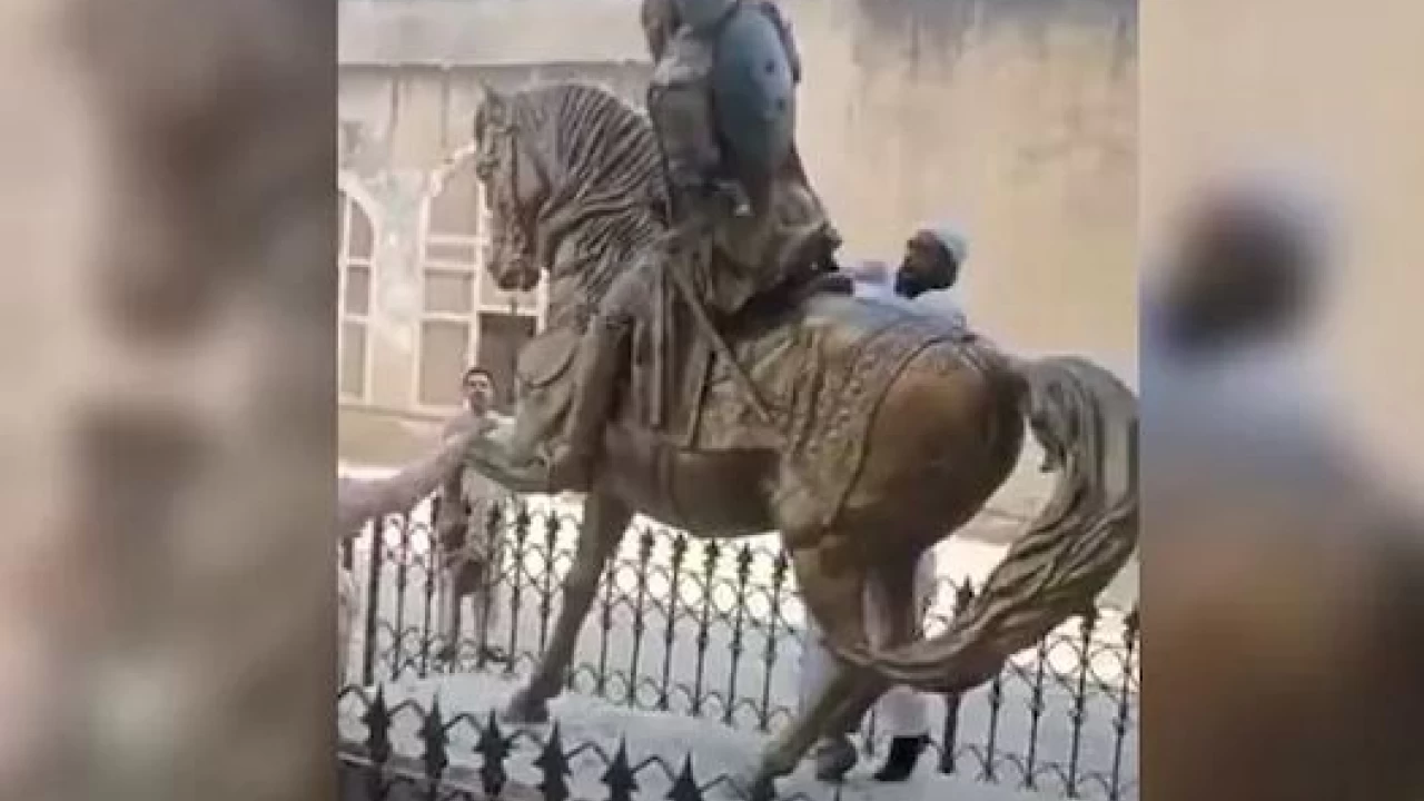 TLP activist vandalises Maharaja Ranjit Singh's statue, detained