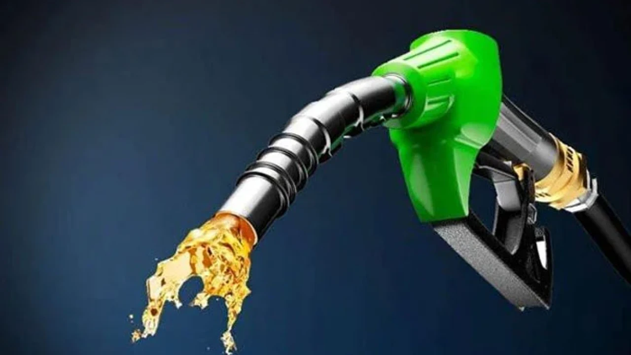 Petrol price falls by Rs40 per liter in Pakistan