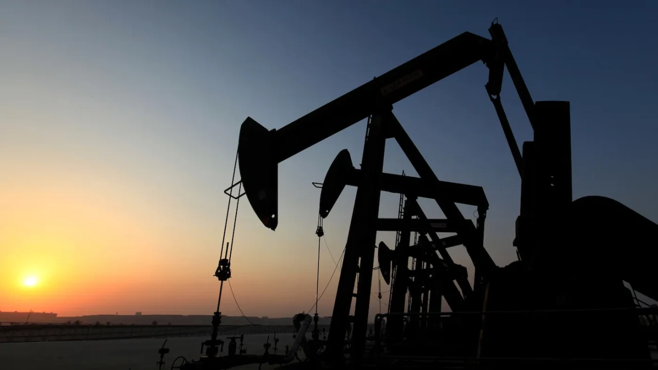 Oil prices rise in Middle East in contrary to global market