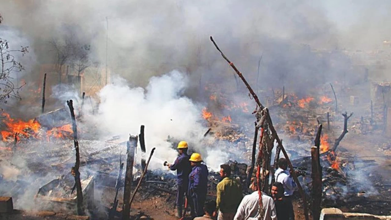 Two fire incidents in Karachi burn huts, oil tanker