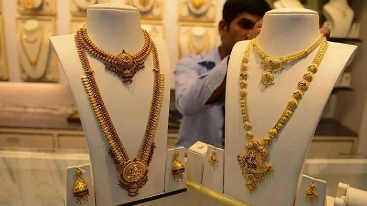 Gold price high in global market, low in Pakistan