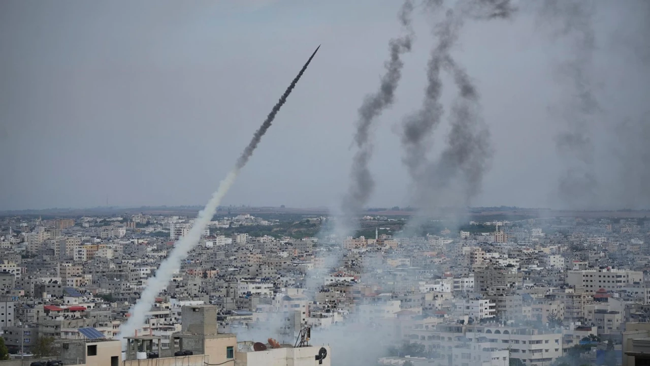 Hamas launches rocket attacks on Tel Aviv, Israeli cities