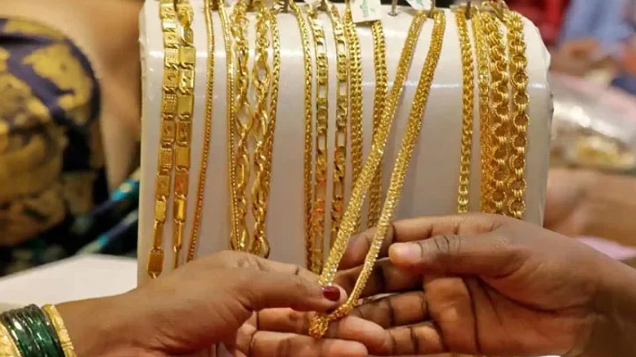 Gold price increases by Rs2000 per tola in Pakistan
