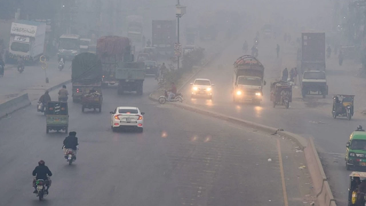 Govt decides to spray water to curtail smog in Lahore