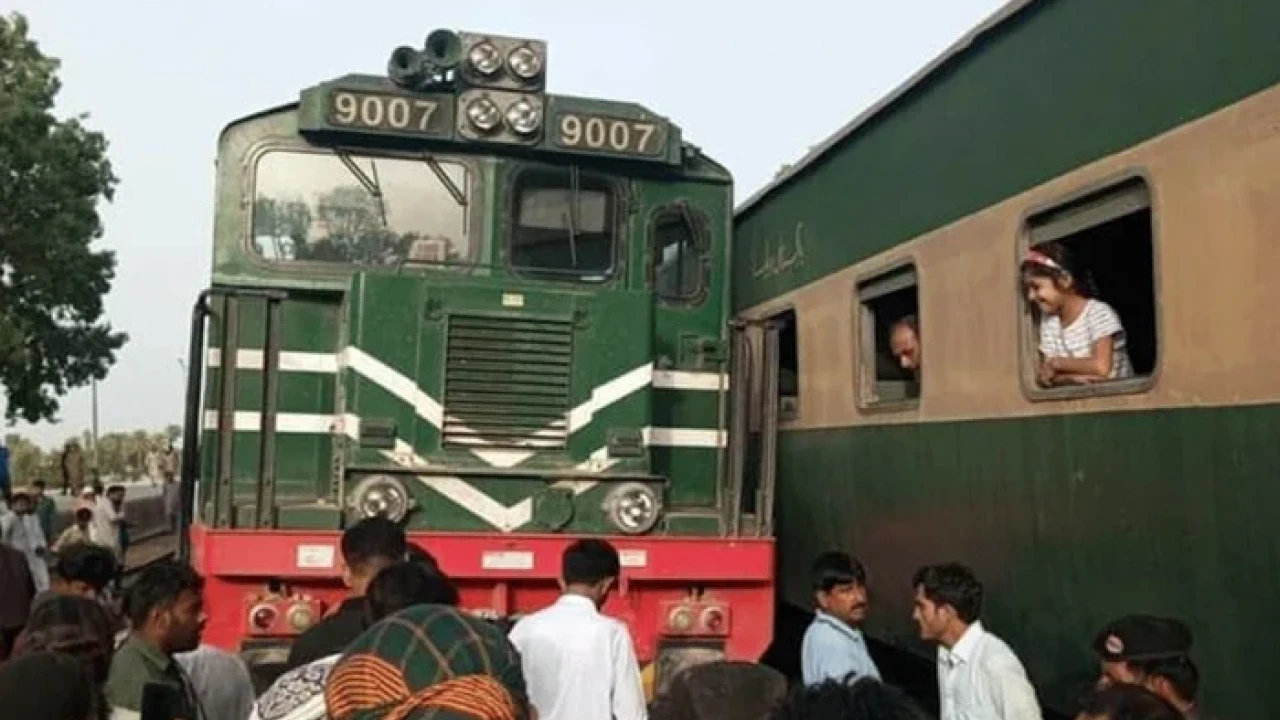 Lahore-Karachi Khyber Mail Express escapes accident