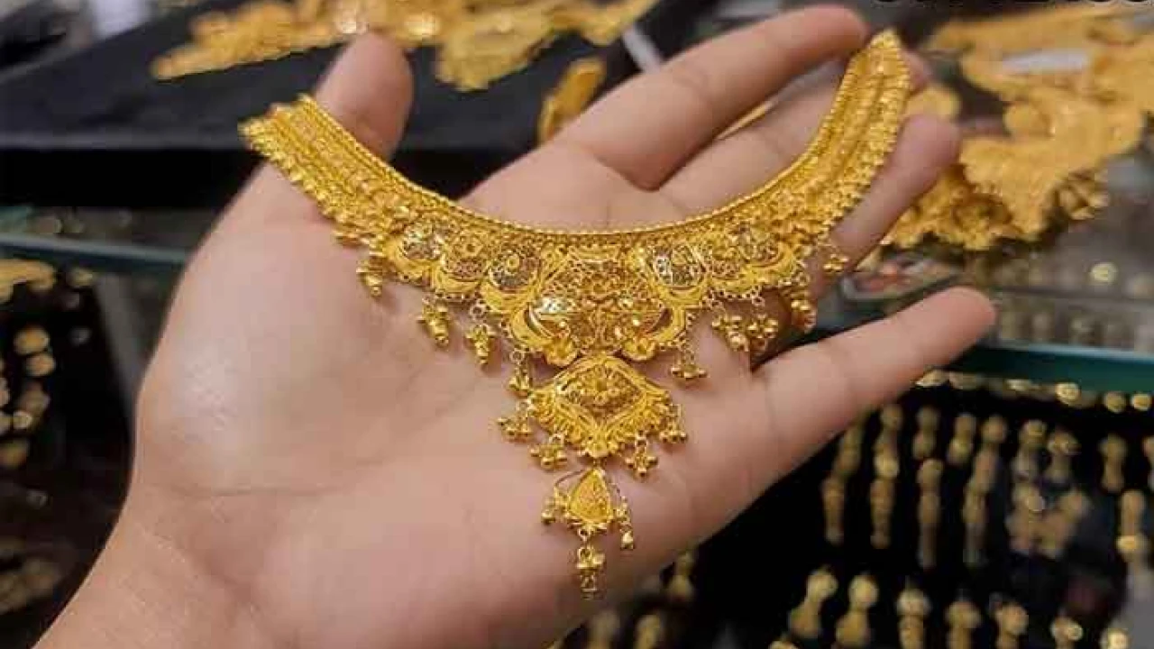 Gold price declines by Rs1200