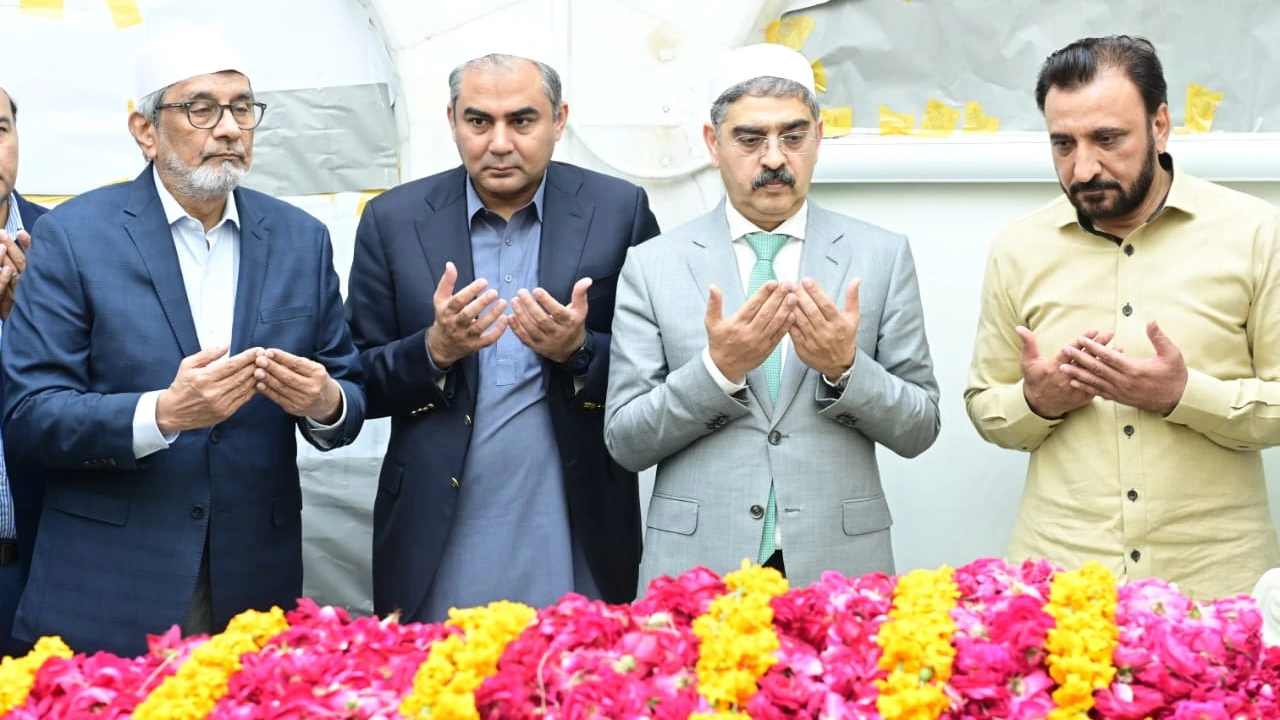 Prime minister pays respects at Data Darbar