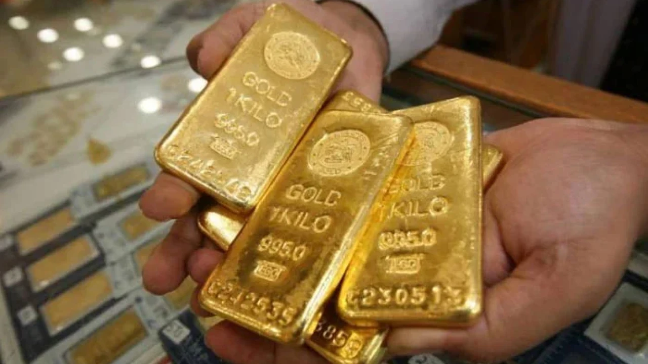 Gold price high by Rs900 per tola in Pakistan