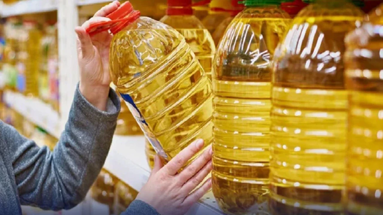Price of ghee, edible oil significantly drops at utility stores