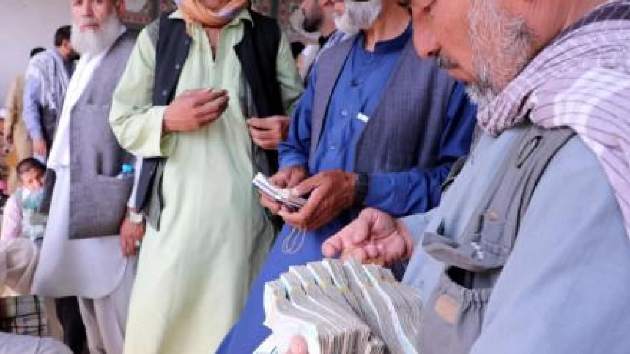 UN warns of gigantic collapse of Afghan banks