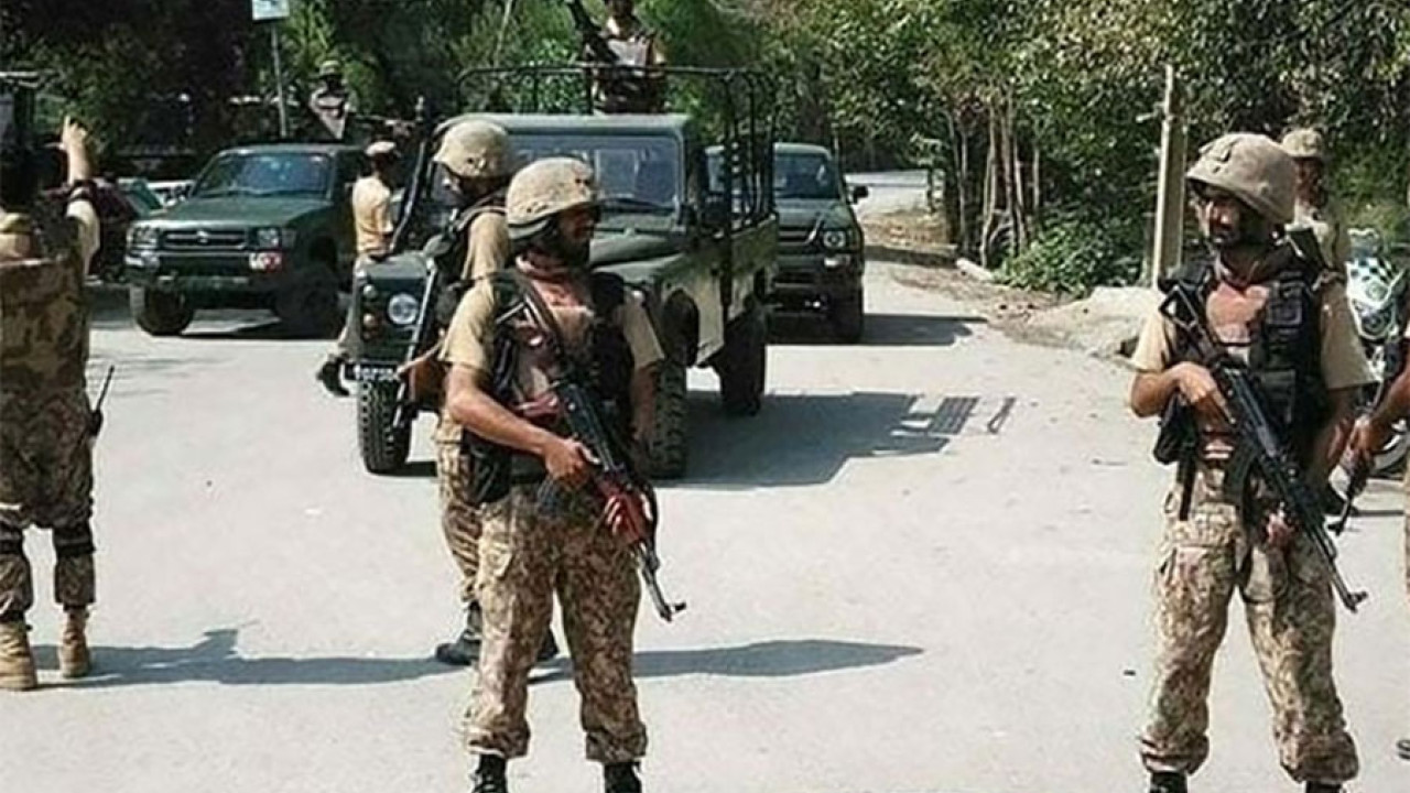 سکیورٹی فورسز کی گاڑیوں پر دہشت گردوں کا حملہ، 14 جوان شہید