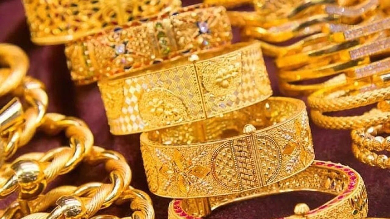 Gold price falls by Rs1400 in Pakistan