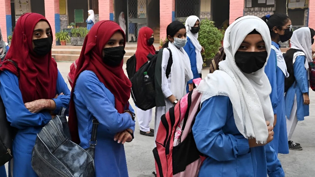 Punjab govt makes wearing face masks mandatory in smog affected divisions