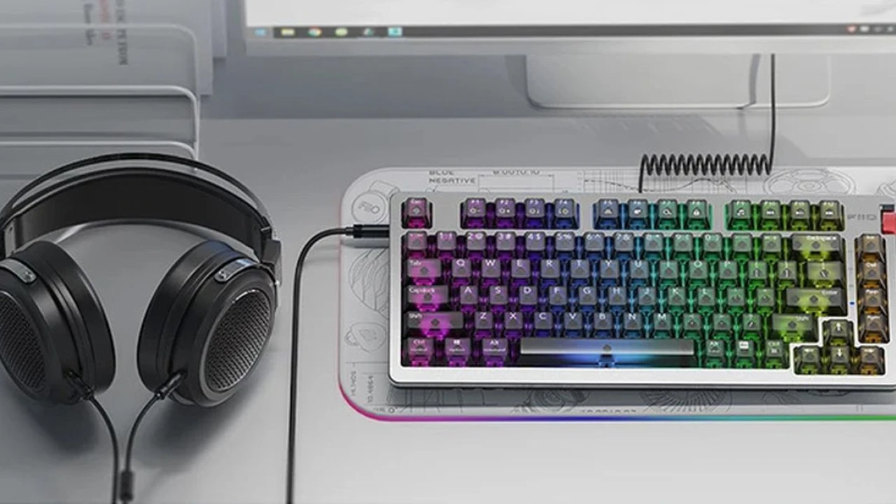 This mechanical keyboard has a headphone jack you might actually want to use