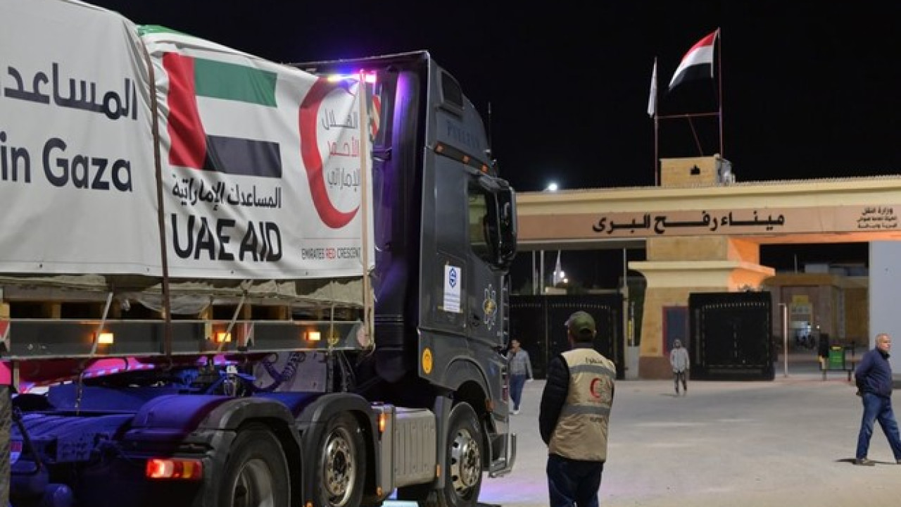 یو اے ای نے غزہ متاثرین  کے لئے 10 امدادی ٹرک بھجوا دیئے