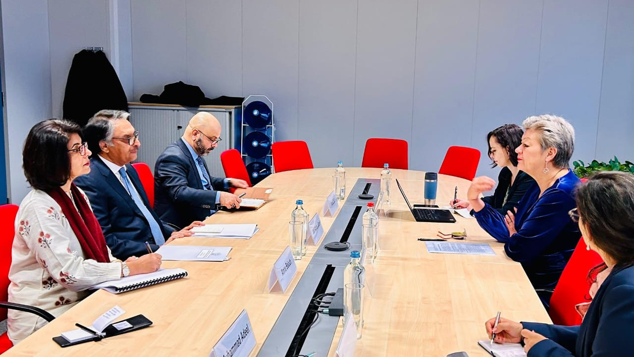 نگران وزیر خارجہ جلیل عباس جیلانی کی  یورپی یونین کی کمشنر جوہانسن سے ملاقات
