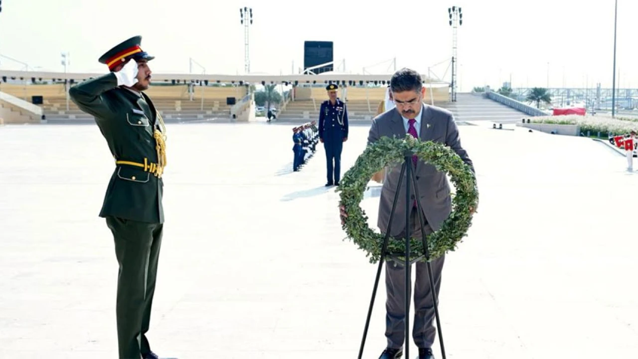 Caretaker PM visits memorial of UAE's national heroes in Abu Dhabi