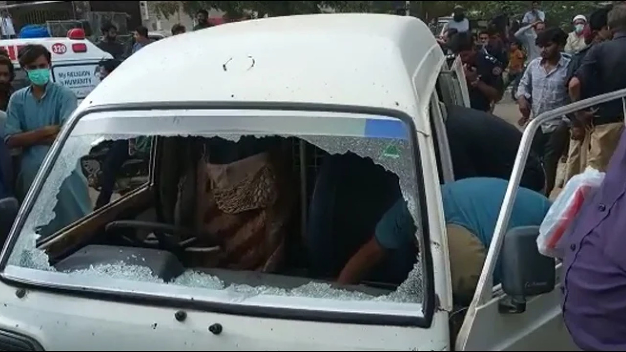 سیروتفریح کیلئے جانے والی طالبات کی گاڑی پر نامعلوم افراد کی فائرنگ