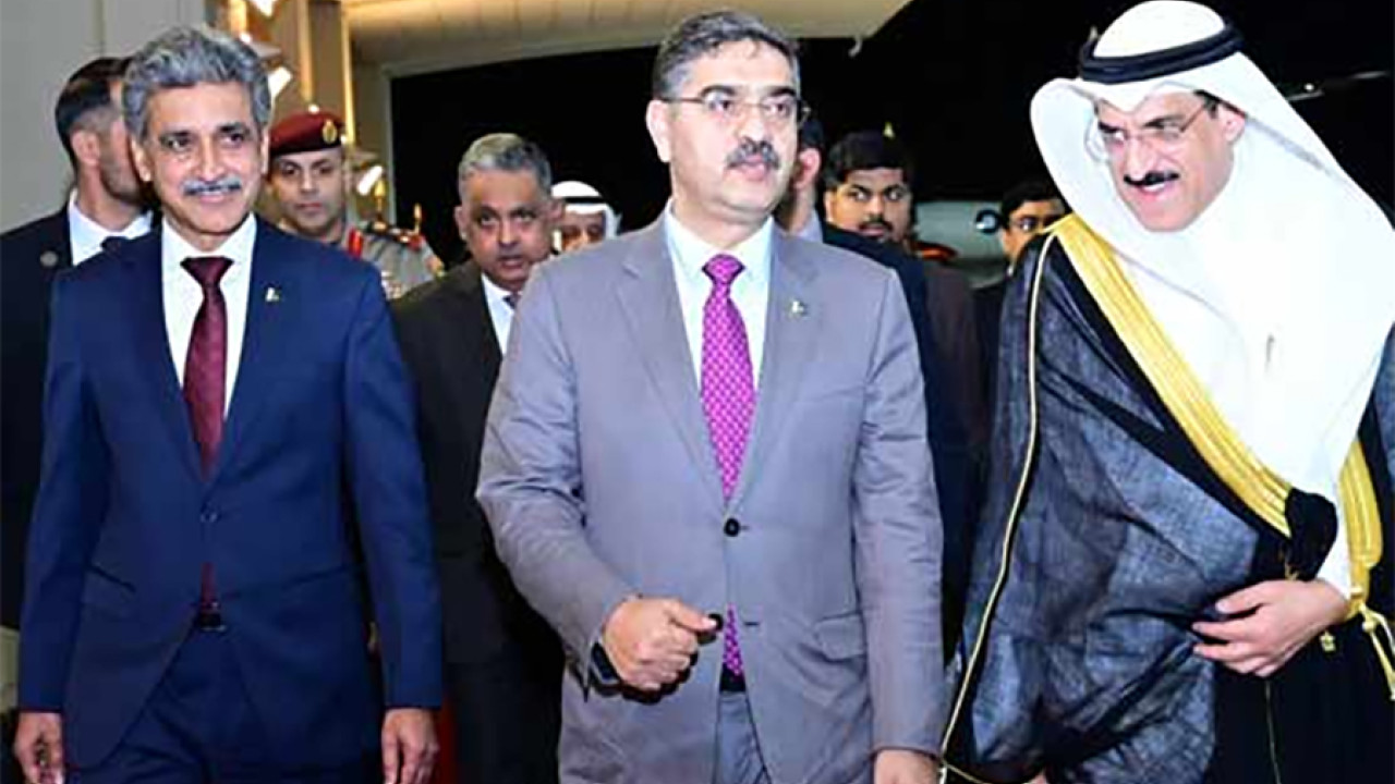 نگران وزیراعظم انوارالحق کاکڑ مختصر دورے پر کویت پہنچ گئے، پرتپاک استقبال