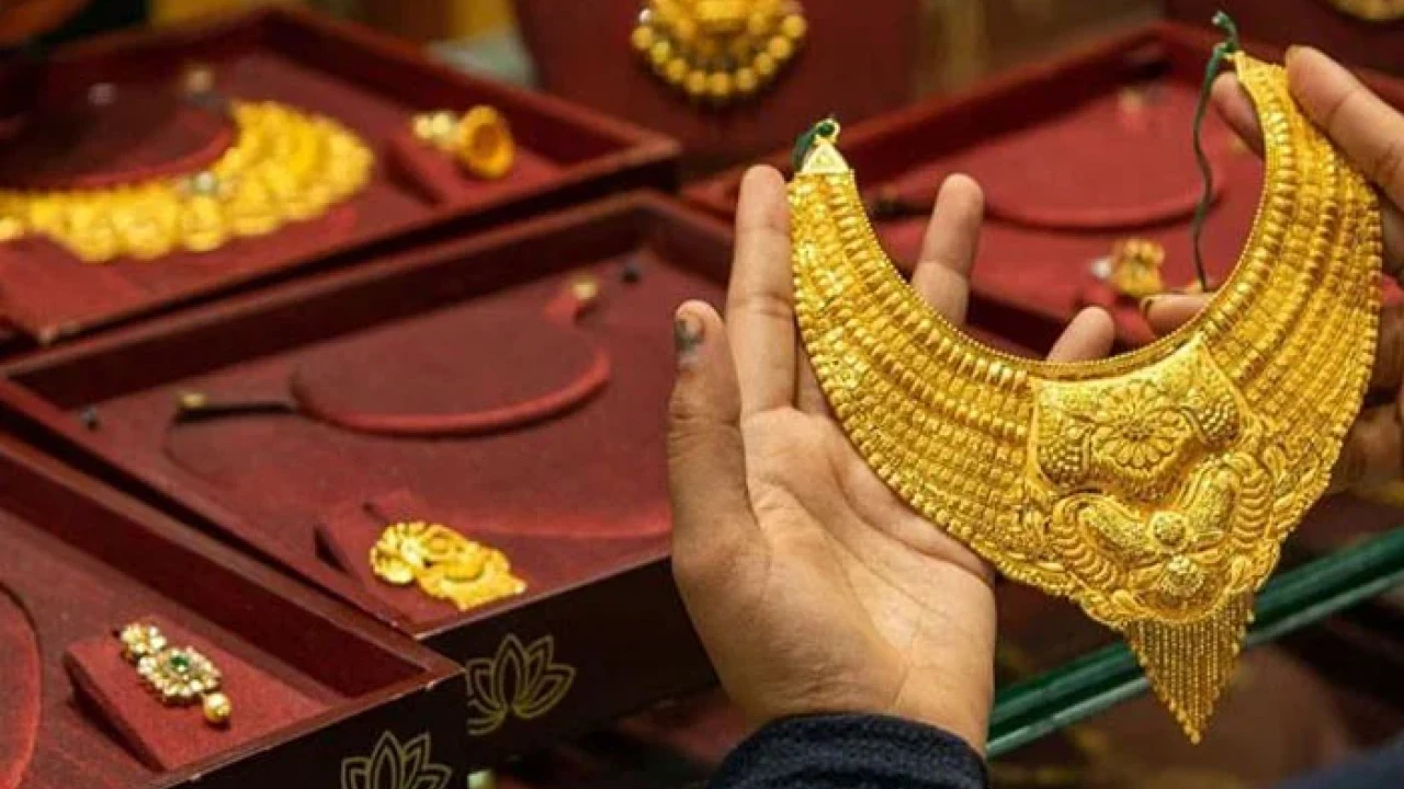 Gold price falls by Rs1300 per tola in Pakistan
