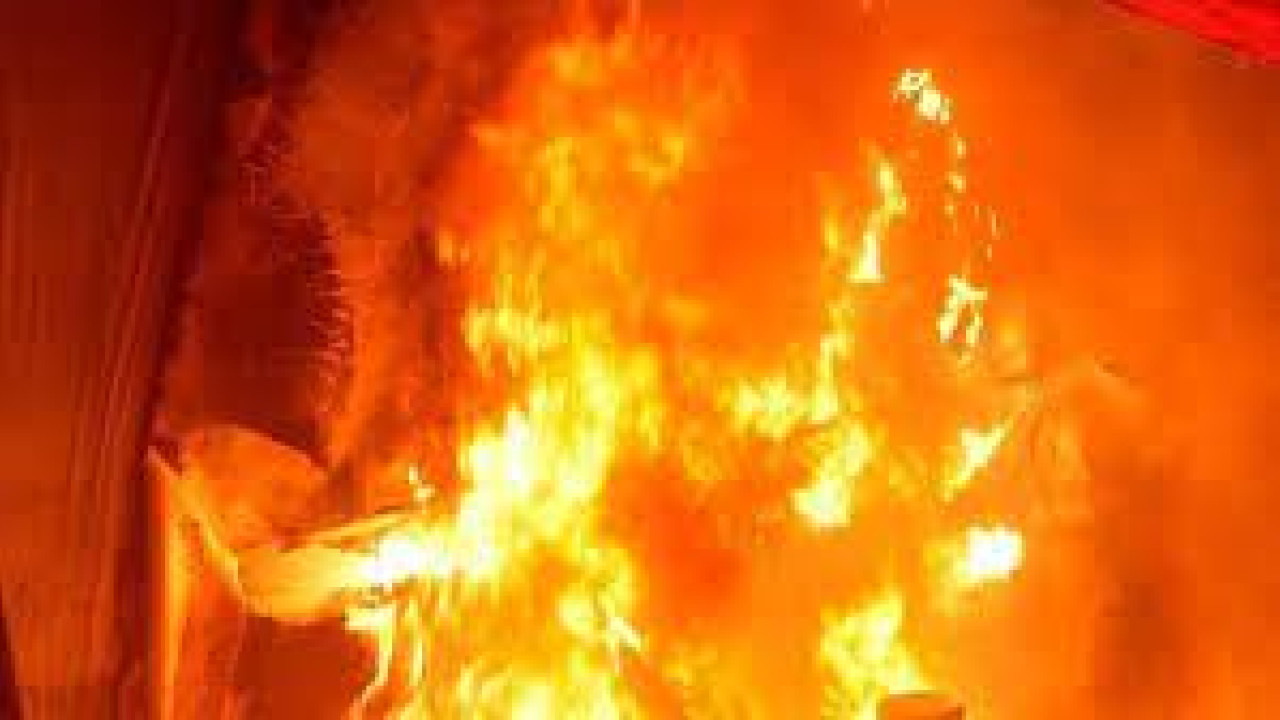 کراچی : پھلوں کےگودام میں آتشزدگی