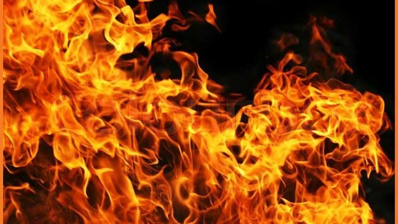 کراچی : عائشہ منزل کے قریب  آتشزدگی ،آگ نے علاقے  کو اپنی لپیٹ میں لے لیا
