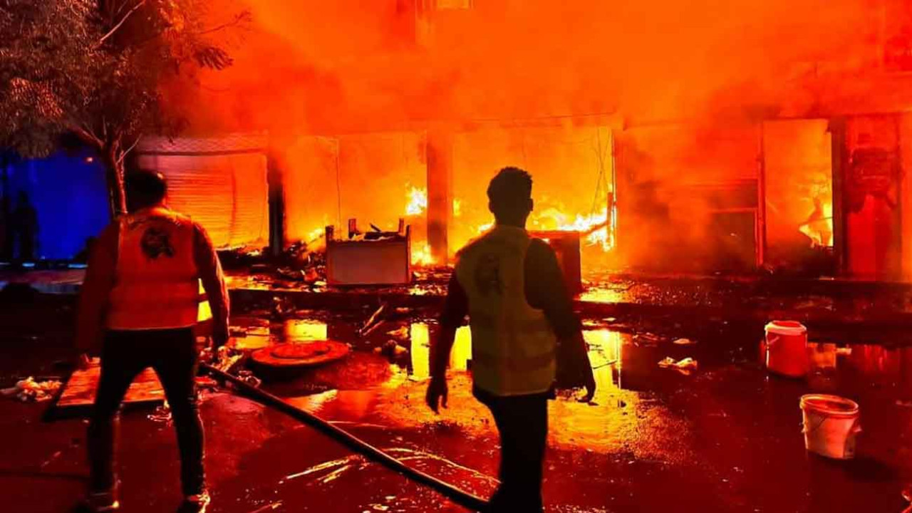 کراچی : عائشہ منزل میں آتشزدگی سے 4افراد جاں بحق
