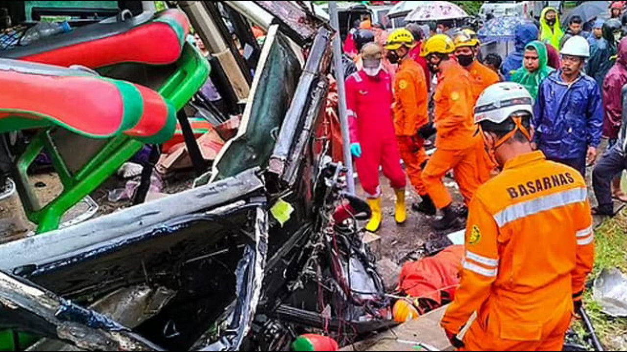 انڈونیشیا خطرناک ٹریفک  حادثے میں 7 افراد ہلاک