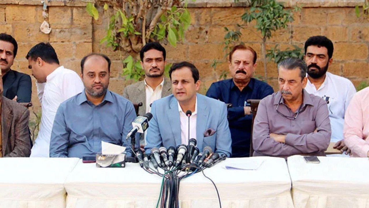 کراچی سٹی کونسل اجلاس میں پی ٹی آئی و دیگر اراکین میں شدید ہنگا مہ آرائی
