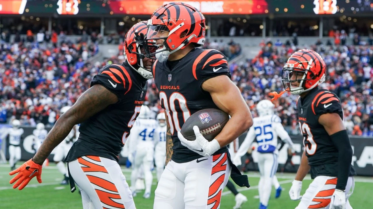 Bengals' Chase Brown takes screen pass 54 yards for TD