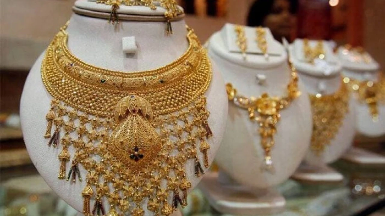Gold price decreases by Rs1800 per tola