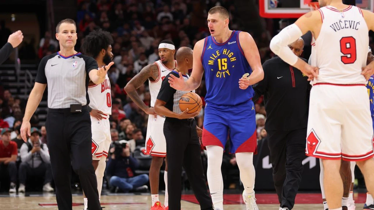 Jokic tossed, drawing boos from Bulls crowd