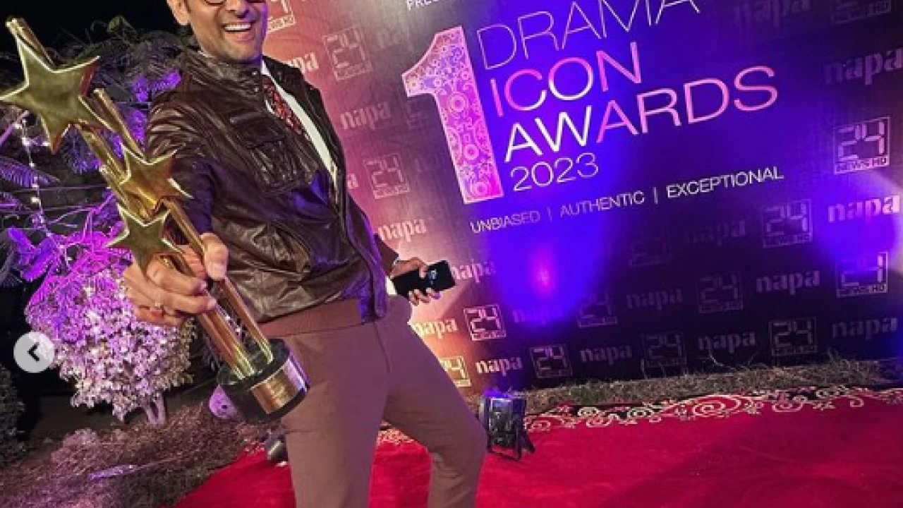 Mohib Mirza clinches best actor award at Icon Awards 2023