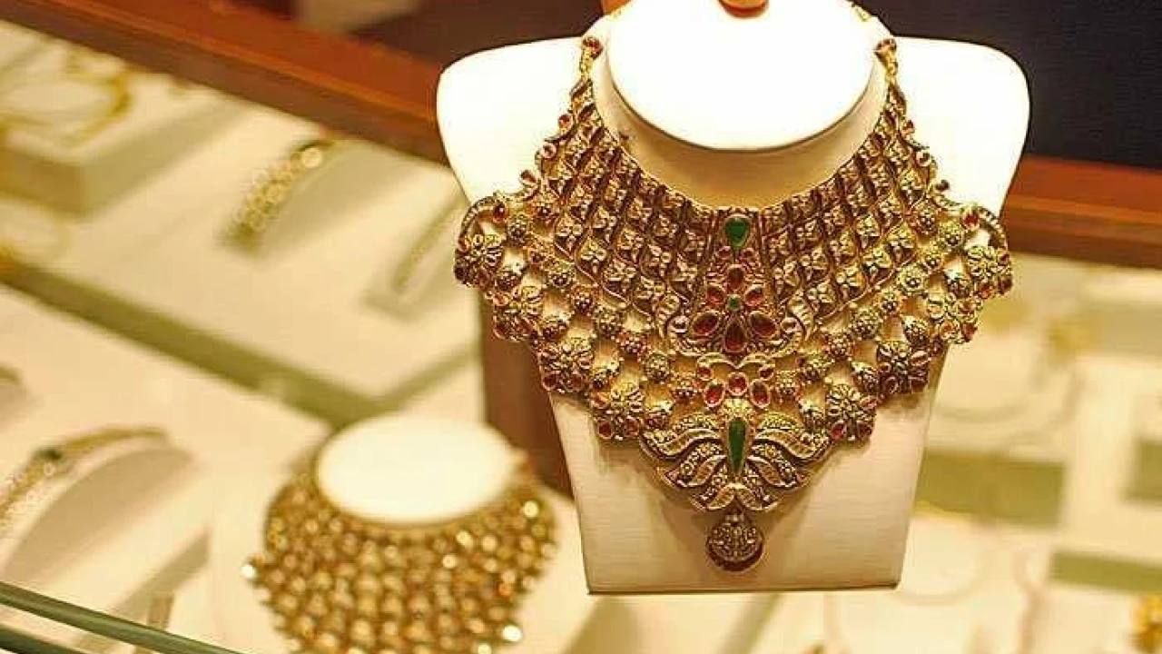 Gold prices rise by Rs400 per Tola, reaching Rs217,200