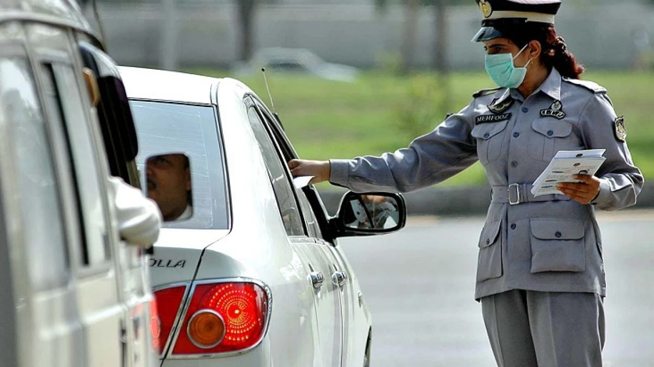 Police in action against drivers without license in Islamabad