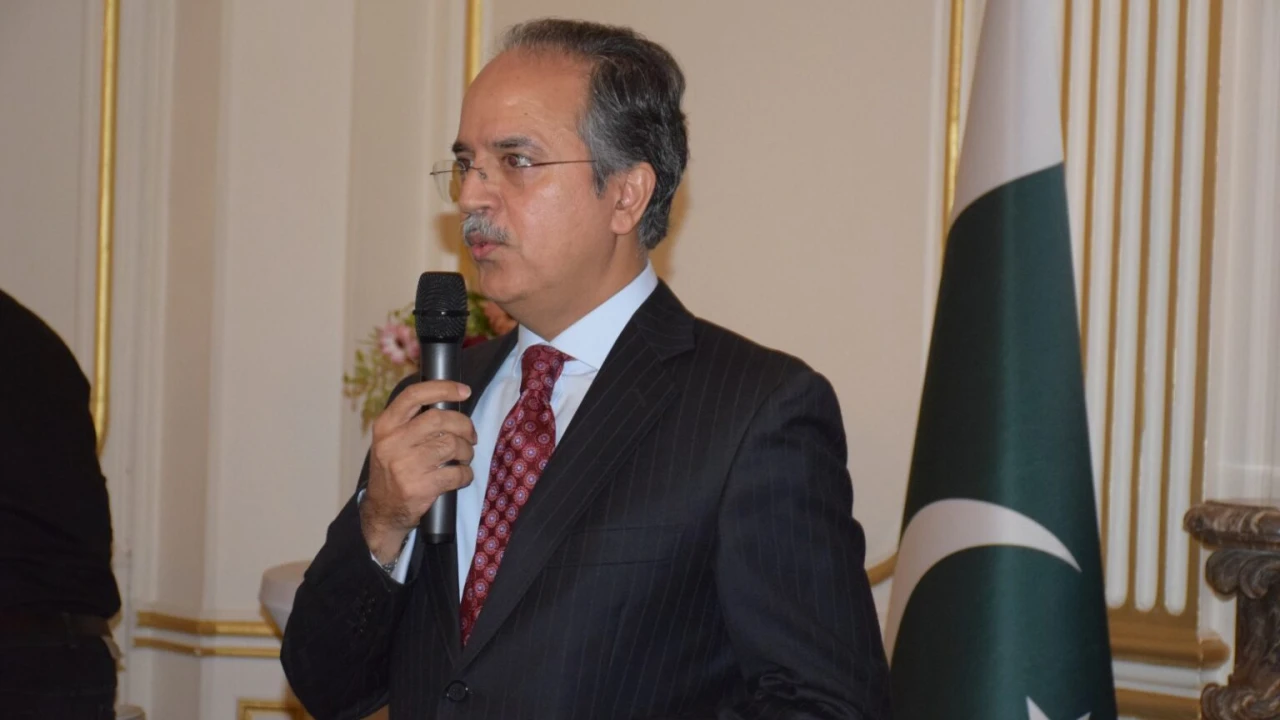 Pak envoy in France hosts Christmas dinner