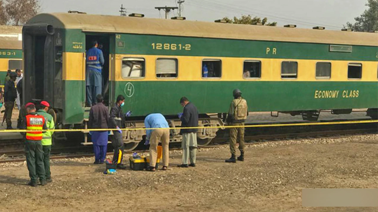 Five kg bomb recovered from Peshawar-Karachi Awam Express