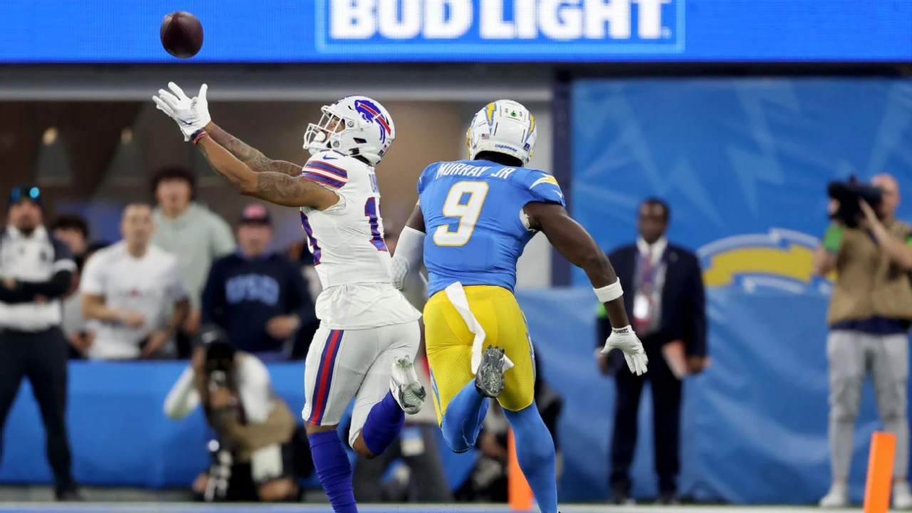 Josh Allen scrambles, then finds Gabe Davis for 57-yard Bills TD