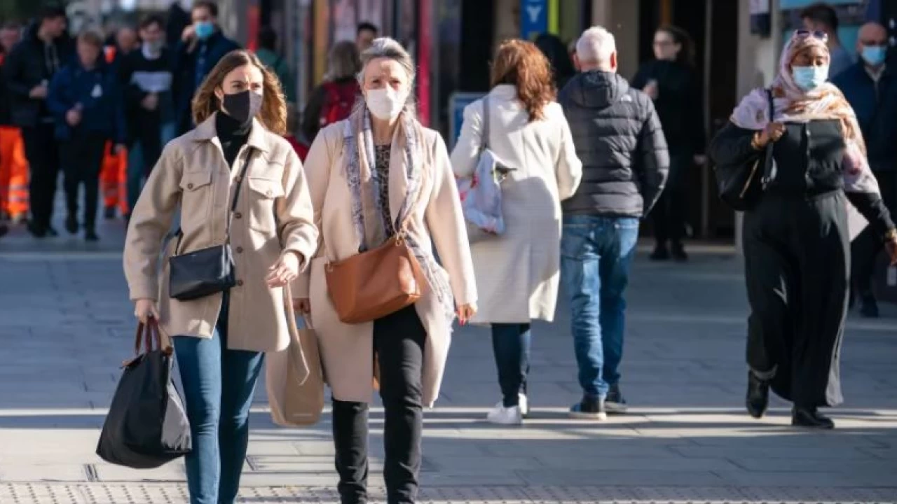Face masks return as Omicron variant reaches UK