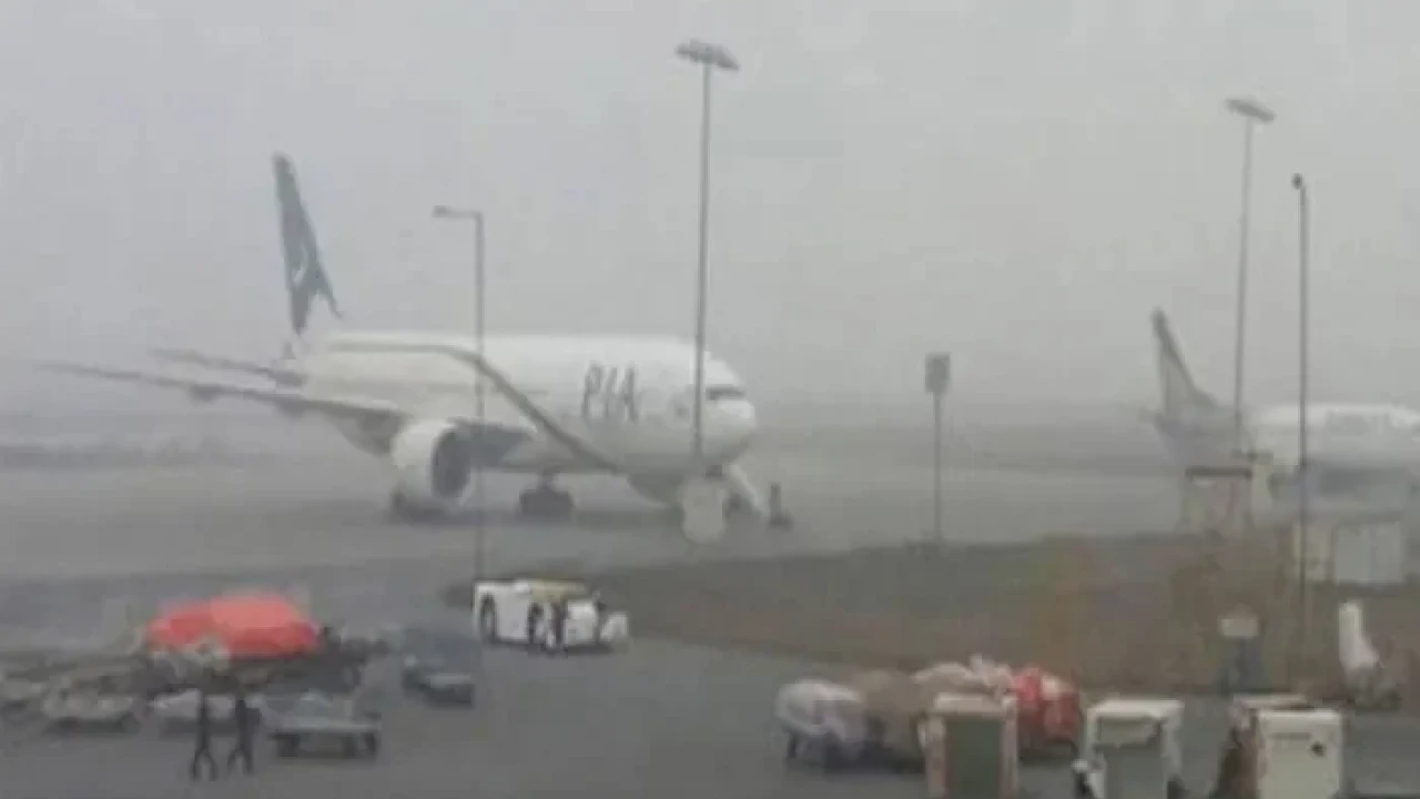 Fog affects flight operations in Sindh, Punjab