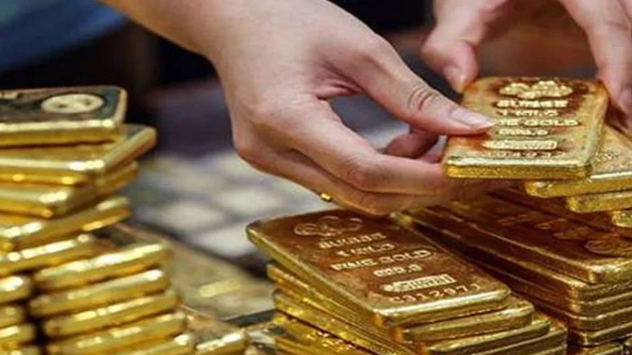 Gold price drops by Rs 300 per tola on Friday