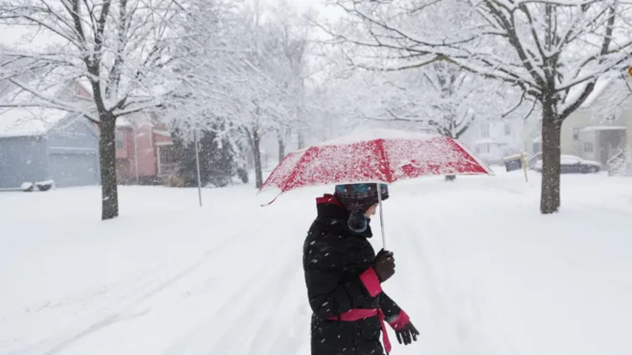 Severe cold, snow, stormy rains paralyze life in US, Canada, UK