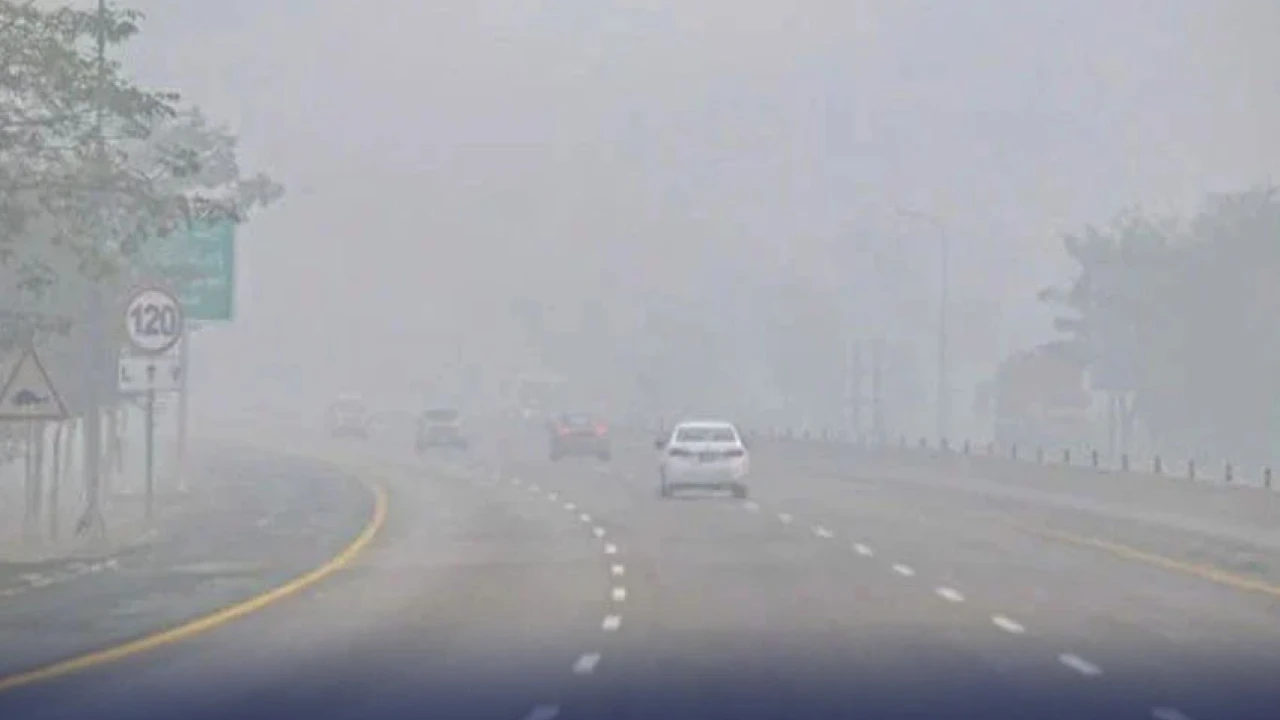 Fog Motorways M2 closed from Lahore to Kot Momin